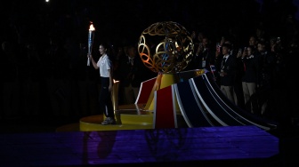 Atlet Taekwondo Thailand Panipak Wongpattanakit (kiri) bersiap menyalakan api SEA Games saat upacara Pembukaan SEA Games 2025 di Stadion Rajamangala, Bangkok, Thailand, Selasa (9/12/2025). [ANTARA FOTO/Nova Wahyudi/sgd/foc]
