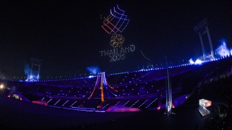 Atraksi formasi pesawat nirawak dalam pembukaan SEA Games 2025 di Stadion Rajamangala, Bangkok, Thailand, Selasa (9/12/2025). [ANTARA FOTO/Nova Wahyudi/sgd/foc]
