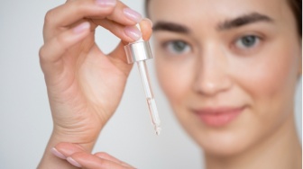 7 Rekomendasi Serum Paling Ampuh Mencerahkan Wajah, Harga Murah Cuma Rp20 Ribuan