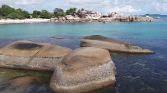 Cahaya Senja dan Kisah-Kisah Kehidupan di Pesisir Pantai Tanjung Tinggi
