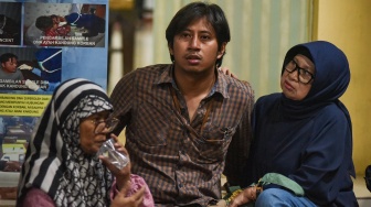 Keluarga korban kebakaran perusahaan nirawak mendatangi Pos DVI Ante Mortem, Rumah Sakit Polri, Jakarta Timur, Selasa (9/12/2025). [ANTARA FOTO/Fakhri Hermansyah/foc]