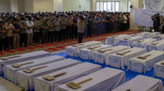 24 Korban Banjir Bandang Tak Teridentifikasi Disalatkan di Masjid Raya Sumbar, Dimakamkan di Padang