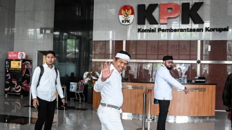 Gubernur Jawa Barat Dedi Mulyadi (tengah) melambaikan tangan setibanya di Gedung Merah Putih KPK, Jakarta, Kamis (11/12/2025). [ANTARA FOTO/Sulthony Hasanuddin/nym]