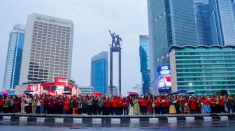 Umat Kristiani bernyanyi saat acara Christmas Carol Colossal di Bundaran HI, Jakarta, Kamis (11/12/2025). [Suara.com/Alfian Winanto]
