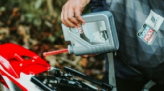 5 Rekomendasi Oli Motor Matic yang Tahan Lama dan Bikin Mesin Awet