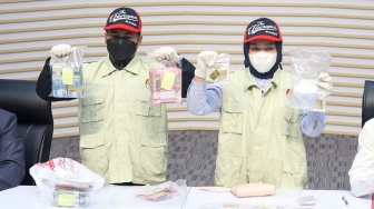 Petugas menampilkan barang bukti kasus korupsi yang melibatkan Bupati Lampung Tengah Ardito Wijaya saat konferensi pers di Gedung Merah Putih KPK, Jakarta, Kamis (11/12/2025). [Suara.com/Alfian Winanto]
