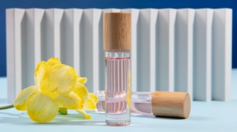Mungil tapi Memikat: Parfum Roll On yang Wajib Ada di Tas Kamu