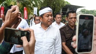 Gubernur Jawa Barat Dedi Mulyadi (tengah) berjalan menuju ruangan setibanya di Gedung Merah Putih KPK, Jakarta, Kamis (11/12/2025). [ANTARA FOTO/Sulthony Hasanuddin/nym]