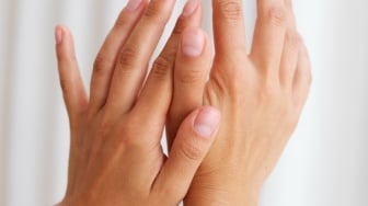 6 Body Lotion untuk Mencerahkan Kulit Belang Buat yang Sering Motoran