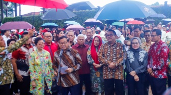 Gubernur DKI Jakarta Pramono Anung dan Wakil Gubernur Rano Karno menyapa umat Kristiani saat acara Christmas Carol Colossal di Bundaran HI, Jakarta, Kamis (11/12/2025). [Suara.com/Alfian Winanto]
