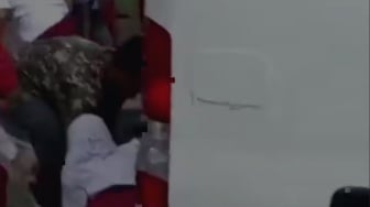 Jerit Histeris Pecah di SDN Kalibaru 01! Siswa Diseruduk Mobil saat Upacara