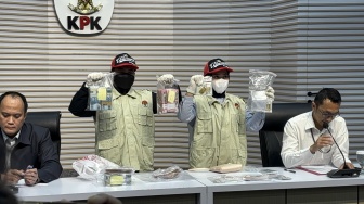 KPK Amankan Duit Rp 193 Juta Hingga Emas dari Rumah Bupati Lampung Tengah dan Adiknya