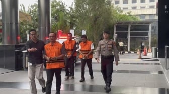 Tertunduk Lesu, Momen Perdana Bupati Lampung Tengah Ardito Wijaya Pakai Rompi Oranye Tahanan KPK