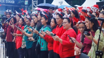 Umat Kristiani bernyanyi saat acara Christmas Carol Colossal di Bundaran HI, Jakarta, Kamis (11/12/2025). [Suara.com/Alfian Winanto]
