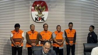 Bupati Lampung Tengah Resmi Ditahan KPK Bersama Adiknya