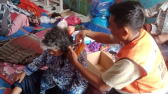 Tak Hanya Bantuan Logistik, PSI Padang Sediakan Potong Rambut Gratis bagi Penyintas