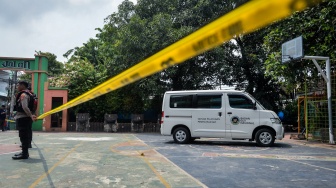 Imbas Insiden Mobil Terabas Pagar, Siswa SDN Kalibaru 01 Belajar Daring