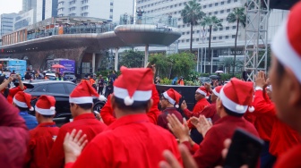 Umat Kristiani bernyanyi saat acara Christmas Carol Colossal di Bundaran HI, Jakarta, Kamis (11/12/2025). [Suara.com/Alfian Winanto]
