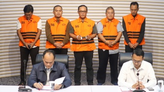 Bupati Lampung Tengah Ardito Wijaya mengenakan rompi tahanan usai menjalani pemeriksaan di Gedung Merah Putih KPK, Jakarta, Kamis (11/12/2025). [Suara.com/Alfian Winanto]