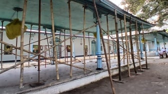 Miris! Kondisi Bangsal Pradonggo Keraton Kasunanan Surakarta sudah Disanggah Puluhan Bambu