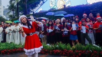 Umat Kristiani bernyanyi saat acara Christmas Carol Colossal di Bundaran HI, Jakarta, Kamis (11/12/2025). [Suara.com/Alfian Winanto]
