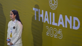 Perenang Indonesia Masniari Wolf mengikuti upacara penghormatan pemenang setelah meraih medali emas nomor 50 meter gaya punggung putri SEA Games 2025 di SAT Swimming Pool, Bang Kapi, Bangkok, Kamis (11/12/2025). [ANTARA FOTO/Muhammad Ramdan/app/nym]
