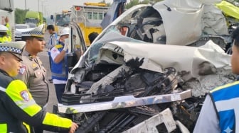 Kronologi Kecelakaan Maut Toyota Hiace vs Truk di Tol Malang-Pandaan, 2 Orang Tewas dan 10 Luka!