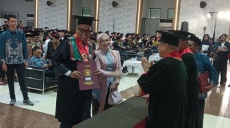 Balas Dendam Akademis Uya Kuya: Rumah Dijarah Akibat Hoax, Kini Lulus S2 Hukum IPK 3,72