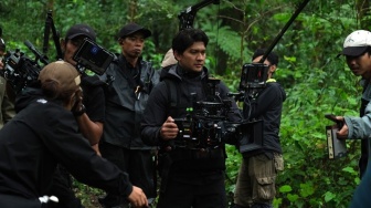 Debut Sutradara Lewat Film Timur, Iko Uwais Tuai Pujian: Nggak Kalah Keren dari Jadi Aktor!