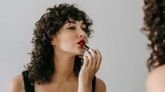 Apa Beda Lipstik Smudgeproof dan Waterproof? Ini 5 Pilihan yang Awet hingga 16 Jam