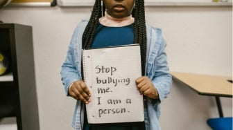 Peer Preasure dan Norma Feminitas: Ketika Bullying Halus Menyasar Perempuan