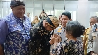 Momen Adem PB XIV Hangabehi Salaman dengan Kakaknya, GKR Timoer: Dia Tetap Adik Saya