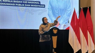 Kisah Emak-emak Lumajang di Dapur Makan Bergizi Gratis, Kupas Bawang Dapat Rejeki!