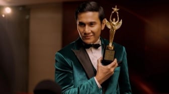 Review Film Lupa Daratan: Cerminan Gelap Dunia Artis di Indonesia