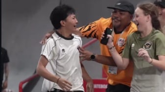 Ofisial Malaysia Ikut Selebrasi dengan Atlet Indonesia yang Raih Emas di SEA Games 2025