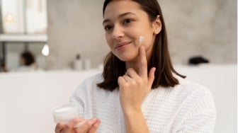 5 Rekomendasi Moisturizer Retinol untuk Usia 30-an, Menjaga Kulit Tampak Awet Muda