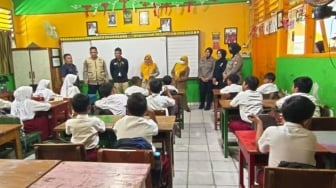 7 Siswa Korban Insiden Mobil MBG di SDN 01 Kalibaru Kembali Sekolah, Polisi Beri Trauma Healing