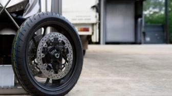 5 Rekomendasi Ban Tubeless untuk Honda Vario 125 yang Aman di Jalan Licin