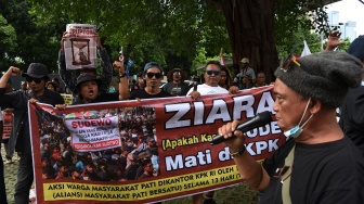 Warga Kabupaten Pati yang tergabung dalam Aliansi Masyarakat Pati Bersatu melakukan unjuk rasa di depan Gedung Merah Putih KPK, Jakarta, Senin (15/12/2025). [ANTARA FOTO/Indrianto Eko Suwarso/tom]