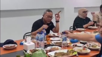 Kontroversi Zulkifli Hasan: Asyik Santap Sate Pakai Cerutu di Tengah Kunjungan Bencana di Aceh