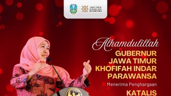 Gubernur Khofifah Terima Penghargaan Katalis Talenta AI SMA/SMK dari ITS Surabaya