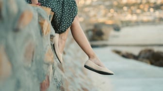 5 Sepatu Flat Shoes Wanita Branded Murah, Kualitas Premium Harga Kaki Lima