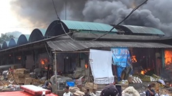 Kesaksian Ridwan saat Pasar Induk Kramat Jati Terbakar: Ada Ledakan, Diduga dari Toko Plastik