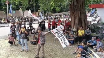 Geruduk KPK, Warga Pati Teriak Minta Bupati Sudewo Pakai Rompi Oranye Korupsi Rel Kereta