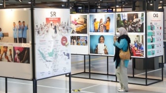 Calon Penumpang Disuguhi Pameran Haluan Merah Putih di Stasiun Tanah Abang