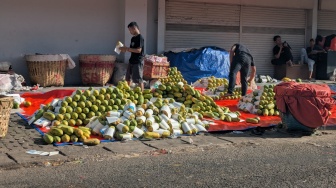 Aroma Hangus Masih Tercium, Pedagang Tetap Jualan di Puing Kios Pasar Induk Kramat Jati