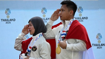 Dua petembak Indonesia Muhammad Iqbal Raia prabowo (kanan) dan Arista Perdana Putri Darmoyo (kiri) mengikuti upacara penghargaan pemenang (UPP) final nomor 10 meter Air Rifle tim campuran cabang menembak SEA Games 2025 di Photharam Shooting Range, Bangkok, Thailand, Senin (15/12/2025). [ANTARA FOTO/Nova Wahyudi/tom]