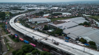Foto udara suasana pengerjaan proyek pembangunan Jalan Tol Semarang-Demak Seksi 1 di Semarang, Jawa Tengah, Senin (15/12/2025). [ANTARA FOTO/Aprillio Akbar/nz]