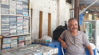 Menjaga Nada dari Pita: Penjual Kaset Terakhir di Beringharjo yang Bisa Kuliahkan Tiga Anaknya