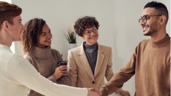 Basic Manner yang Sering Dianggap Sepele: Hal Kecil Tapi Bikin Orang Ilfeel